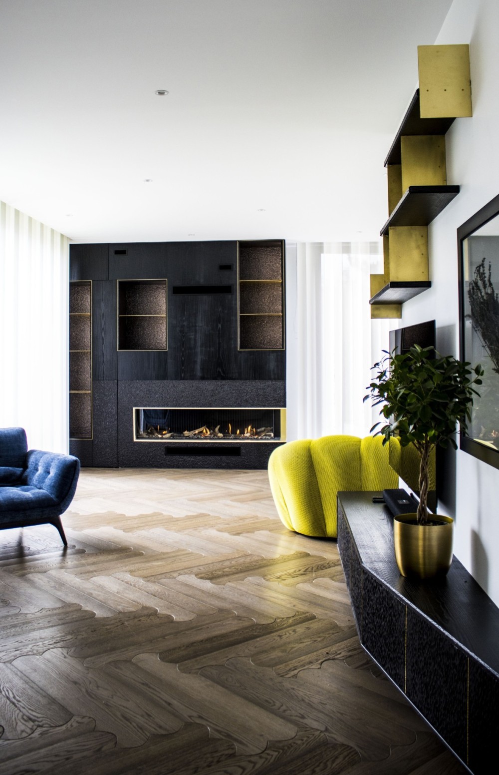 01-barnabe-margot-richard-amenagement-contemporain-espace-cheminee-bois-laiton-et-textures-1320x2048.jpg
